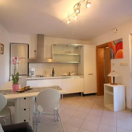 In With One-bedroom 7