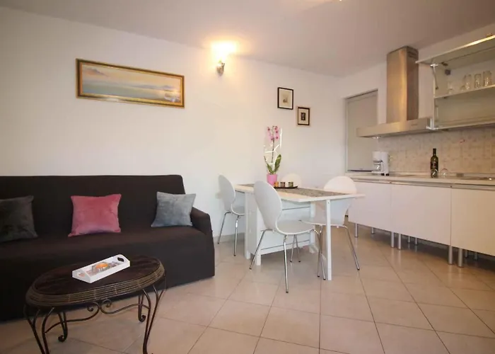 In With One-bedroom 7 *